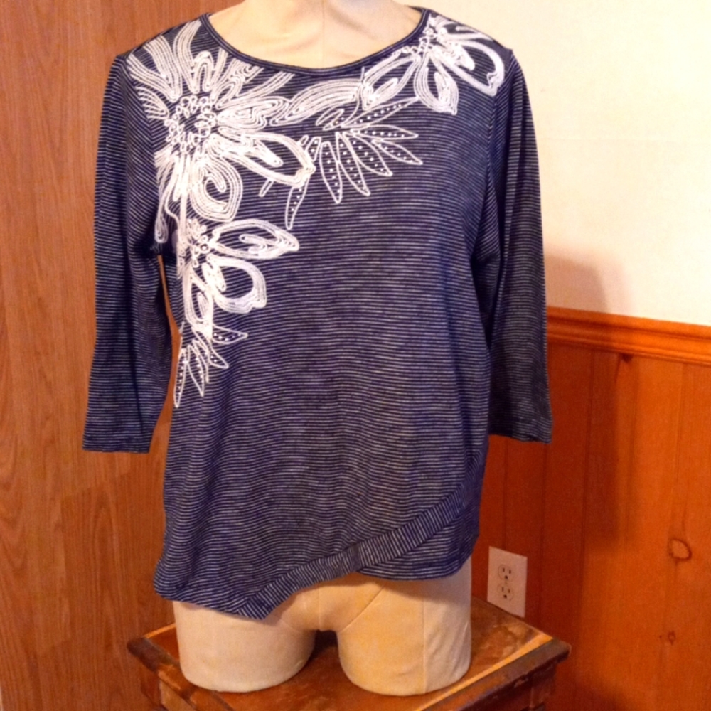 3/4 sleeve asymmetrical tee.